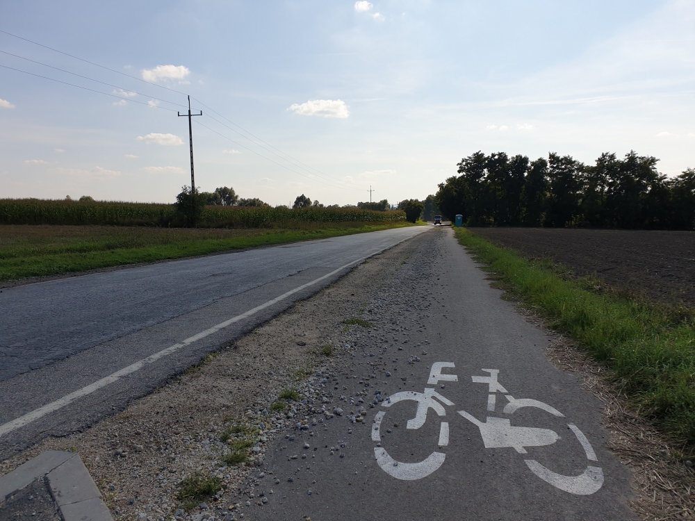 Nowe ścieżki rowerowe miały bezpiecznie połączyć wsie, tymczasem nie nadają się do jazdy - fot. Aleksander Ogrodnik