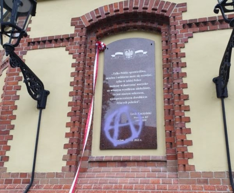 Zniszczono tablicę poświęconą Lechowi Kaczyńskiemu - fot. użyczone