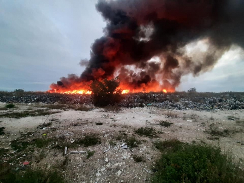 Na płonącym składowisku nielegalnie przechowywane były odpady z Niemiec i Anglii [AKTUALIZACJA] - fot. OSP KSRG Budziszów Wielki