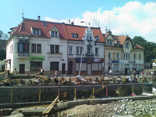 Ratowanie domów w Bogatyni - Fot. archiwum prw.pl