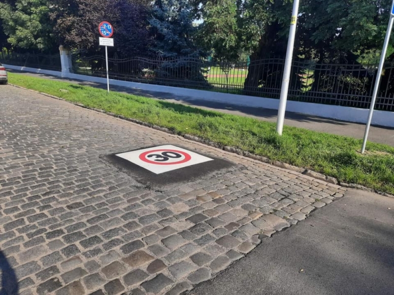Kleks asfaltu wylany na kostkę, by postawić znak z ograniczeniem [FOTO] - fot. Jacek Sutryk