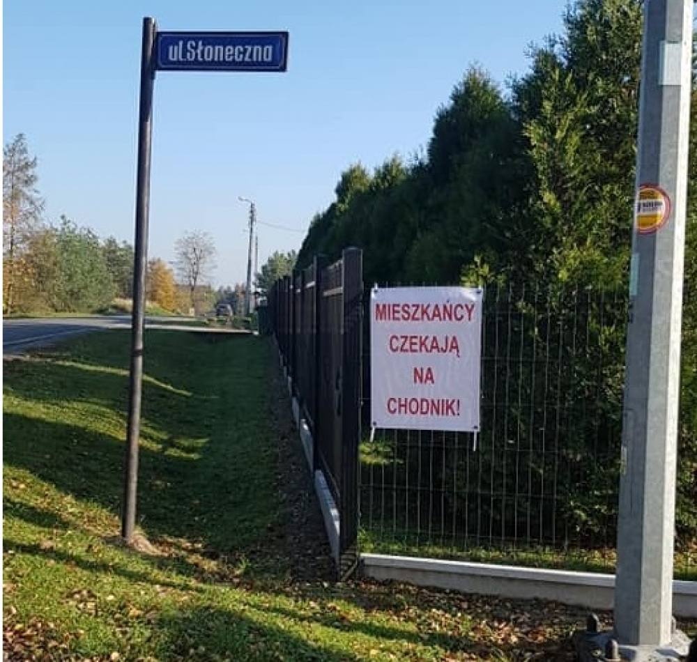 Miał być, a nie ma. Mieszkańcy wsi Bogdaszowice nadal czekają na chodnik - fot. Aleksander Ogrodnik