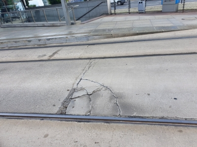 Sypie się torowisko na Rondzie Reagana we Wrocławiu