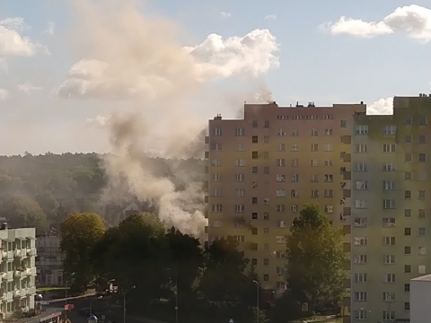 Bolesławiec: Pożar w 11-piętrowym budynku. Mieszkanie doszczętnie spłonęło [ZDJĘCIA] - 4