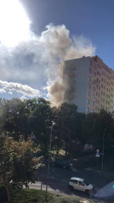 Bolesławiec: Pożar w 11-piętrowym budynku. Mieszkanie doszczętnie spłonęło [ZDJĘCIA] - 3