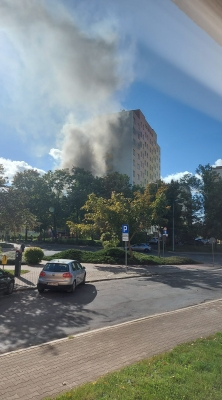 Bolesławiec: Pożar w 11-piętrowym budynku. Mieszkanie doszczętnie spłonęło [ZDJĘCIA] - 2
