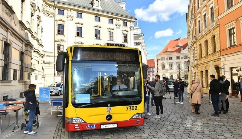 Apelują do studentów, by się szczepili. Szczepciubus zaparkuje koło uczelni - fot. UM Wrocławia