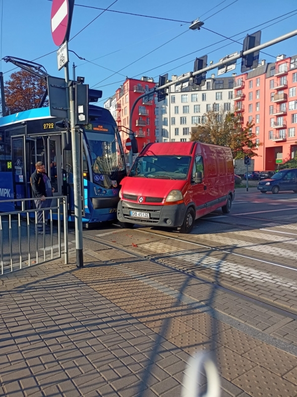 Tramwaj zderzył się z busem przy Kościuszki - fot. Justyna Brzozowska