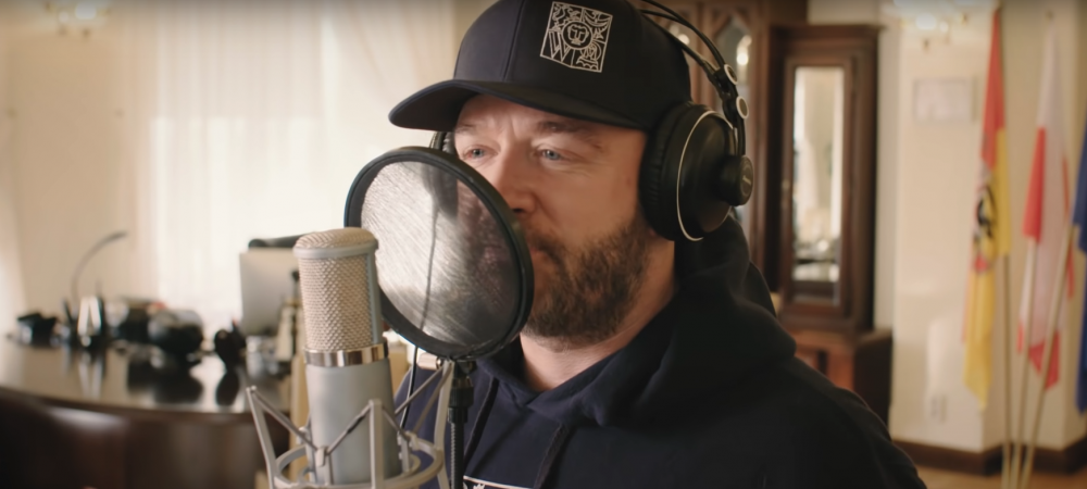 Prezydent Wrocławia znów rapuje - tym razem to remix - fot. kadr z hot16challenge / YT Jacek Sutryk