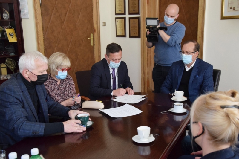 Mieszkańcy Nowej Rudy i Bystrzycy Kłodzkiej mogą bezpłatnie korzystać z pomocy psychologa - fot. Starostwo Powiatowe