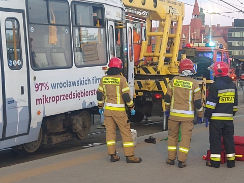 Rowerzysta potrącony przez tramwaj na pl. Jana Pawła II - 0
