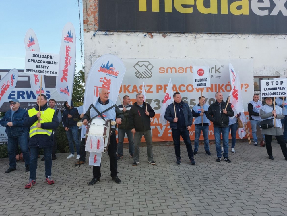 Czy tu łamie się prawa pracownicze? Protest przed jednym z zakładów w Oławie – fot. Beata Makowska
