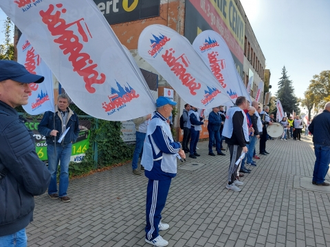 Czy tu łamie się prawa pracownicze? Protest przed jednym z zakładów w Oławie - 0