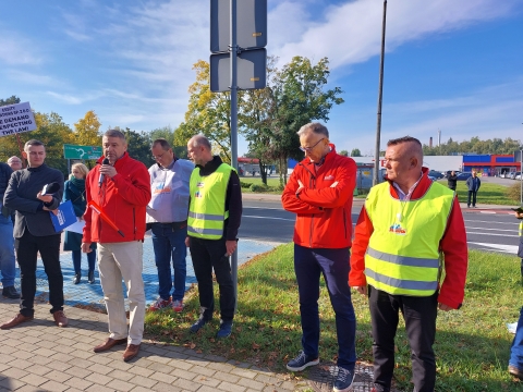 Czy tu łamie się prawa pracownicze? Protest przed jednym z zakładów w Oławie - 2