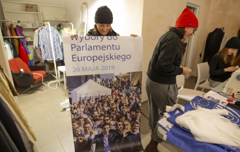 Podwórko na Nadodrzu zmieniło się w hutę szkła – zobacz fotorelację - 0