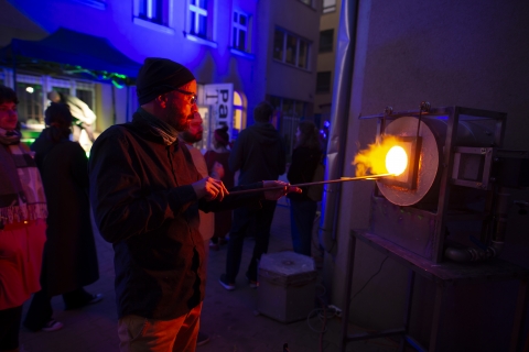 Podwórko na Nadodrzu zmieniło się w hutę szkła – zobacz fotorelację - 5