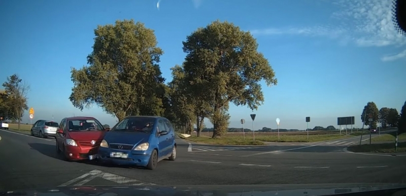 Spowodował kolizję i uciekł. Nagranie z Kobierzyc [WIDEO] - fot. Stop Cham 