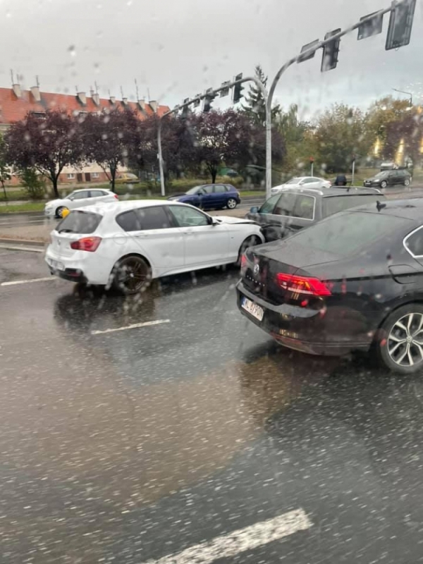 Koniec utrudnień po wypadku na Alei Karkonoskiej - fot. Kuba Dutka 