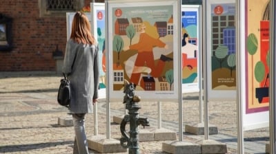 Perełki 48 wrocławskich osiedli zawisły przy pomniku Fredry