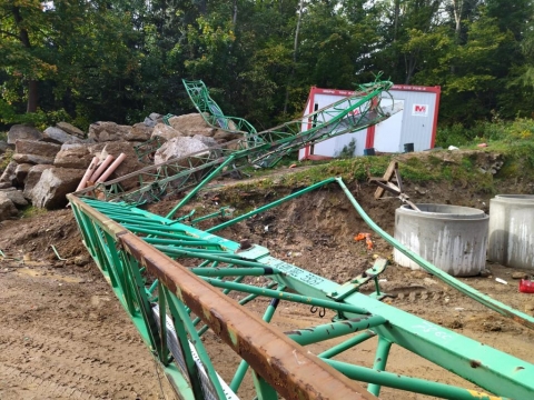 Szklarska Poręba: Na budowie przewrócił się dźwig. Operator nie żyje  - 0