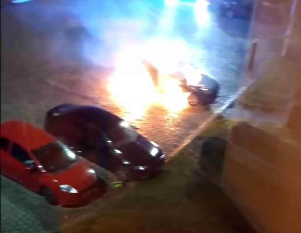 Podpalił radiowóz zaparkowany przed komisariatem - fot: Youtube/Niebezpieczne
