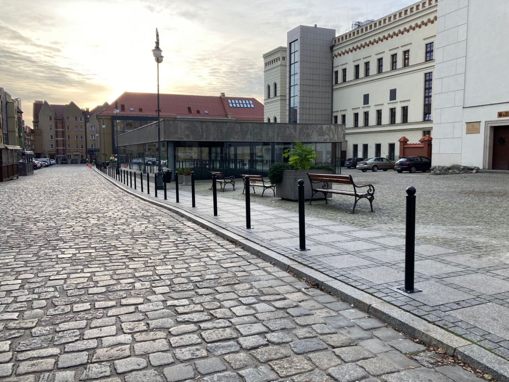 Koniec z parkowaniem przy ratuszu w Głogowie. Miasto postawiło słupki - fot. UM Głogów