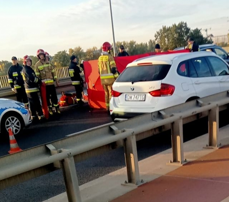 Akcja służb na moście Milenijnym. Pasażerka była reanimowana - fot. grupa: Wrocław Zdarzenia