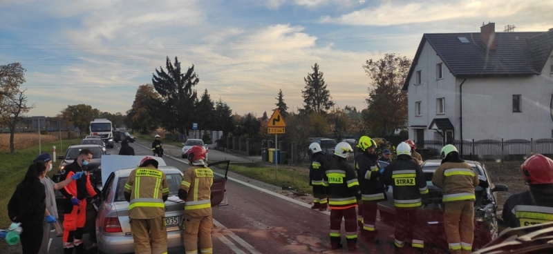 Czołowe zderzenie na drodze Strzelin-Wrocław. To kolejny groźny wypadek na tej trasie - fot. OSP Święta Katarzyna/Facebook