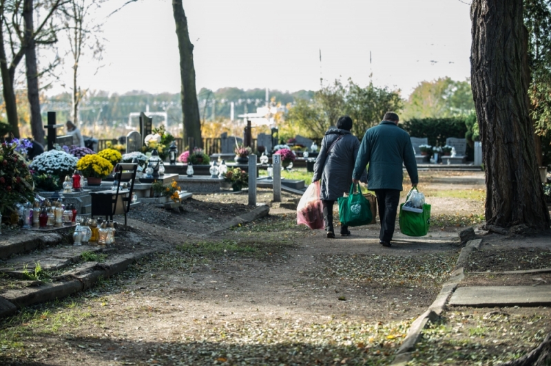 Wszystkich Świętych. Naukowcy radzą, by unikać rodzinnych spotkań w zamkniętych pomieszczeniach - fot. archiwum Radia Wrocław