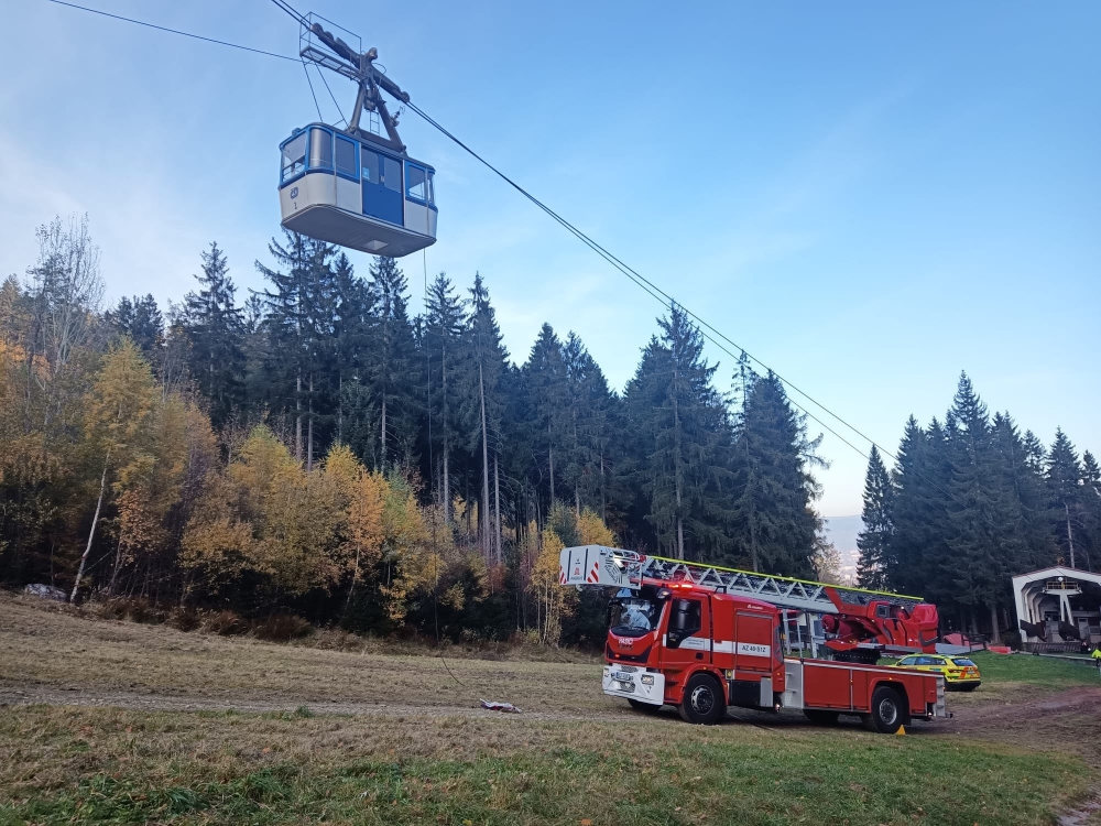 Tragedia w Czechach. Urwał się wagonik kolejki linowej.  Jedna osoba zginęła - fot. Policie ČR/Twitter