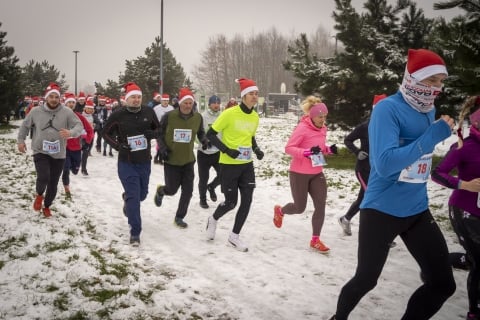 Prawie 200 osób pobiegło w Mikołajkowym biegu Radia Wrocław [ZDJĘCIA] - 141