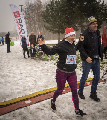 Prawie 200 osób pobiegło w Mikołajkowym biegu Radia Wrocław [ZDJĘCIA] - 186