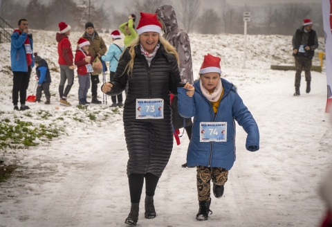 Prawie 200 osób pobiegło w Mikołajkowym biegu Radia Wrocław [ZDJĘCIA] - 96