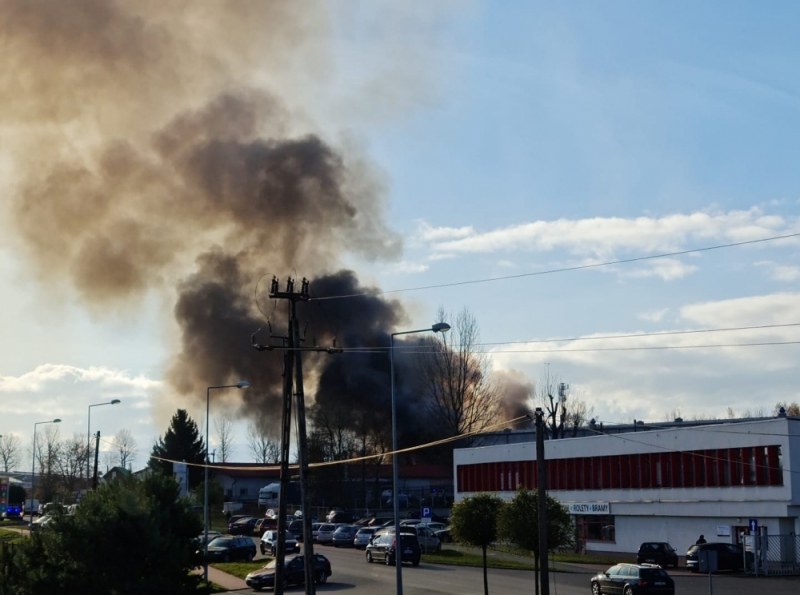 Ogromny pożar zakładu tapicerskiego w Kłodzku [ZDJĘCIA] - fot. Słuchacze