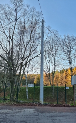 Stały nawet bliżej niż znaki i bariery. Absurd przy drodze w okolicach Świdnicy - 1