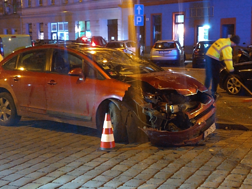 Dachowanie i karambol w centrum miasta – fot. Andrzej Borek