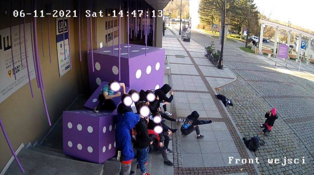 Chcieli zrobić zdjęcie i zniszczyli dekoracje Teatru Dramatycznego w Wałbrzychu - fot. Facebook/Teatr Dramatyczny w Wałbrzychu