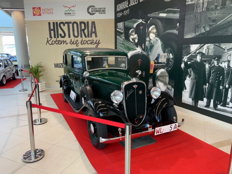 Gratka dla miłośników zabytkowych samochodów - w Jeleniej Górze powstało Muzeum Motoryzacji  - fot. Piotr Słowiński