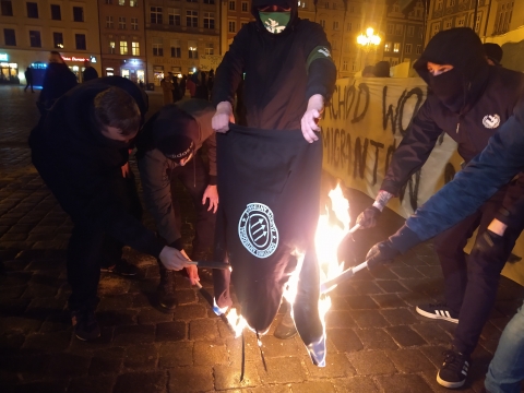 "Polscy żołnierze na granicy muszą czuć, że nie są sami" - na Rynku odbył się wiec wsparcia dla armii - 4