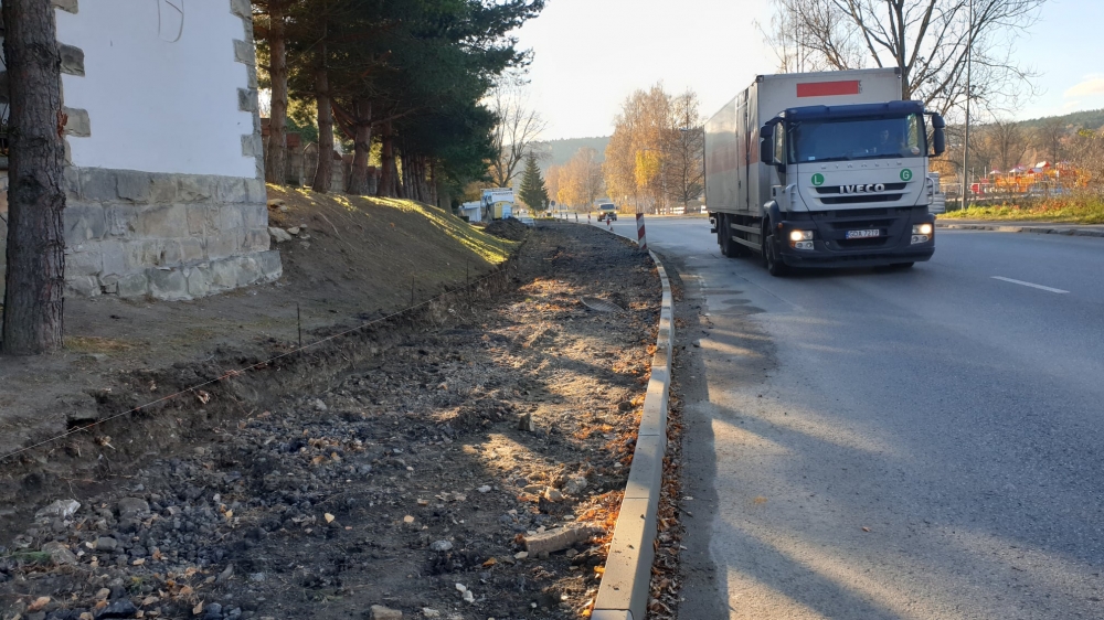Trochę starosta, trochę gmina. Po kawałku budują chodnik i drogę rowerową - fot. Jarosław Wrona