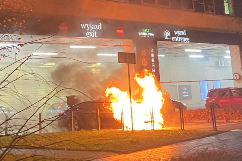 Spłonęło auto na wyjeździe z Wroclavii - fot. Martyna Czerwińska