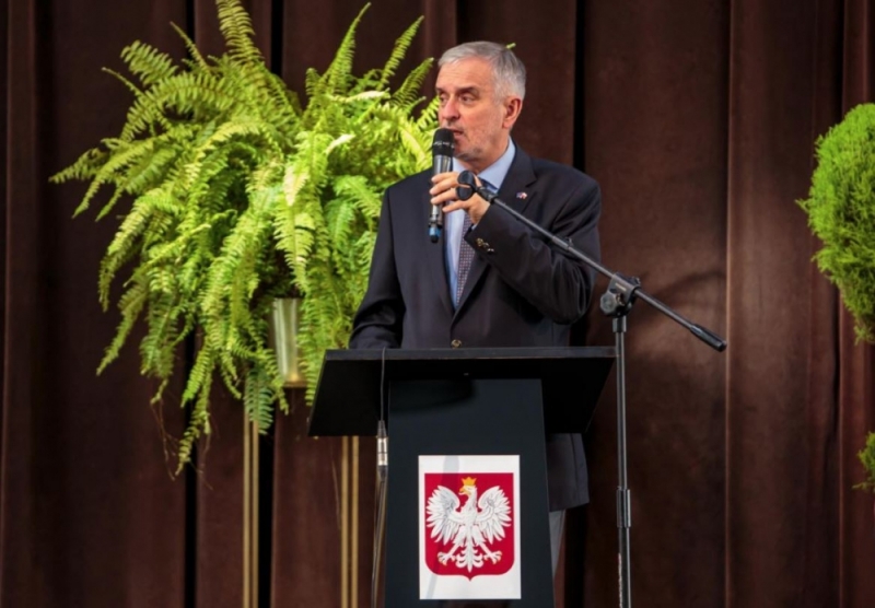 Uczniowie i studenci z Wałbrzycha ze stypendiami prezydenta miasta - fot. Roman Szełemej/Facebook