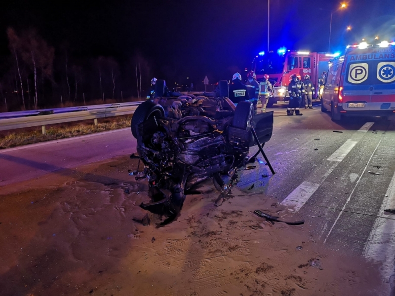 Wypadek na A4. Dachowało auto [FOTO] - fot. OSP KSRG Różyniec