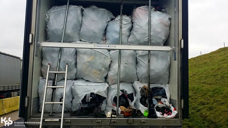 KAS zatrzymała na A4 32 tony nielegalnych odpadów - fot. KAS