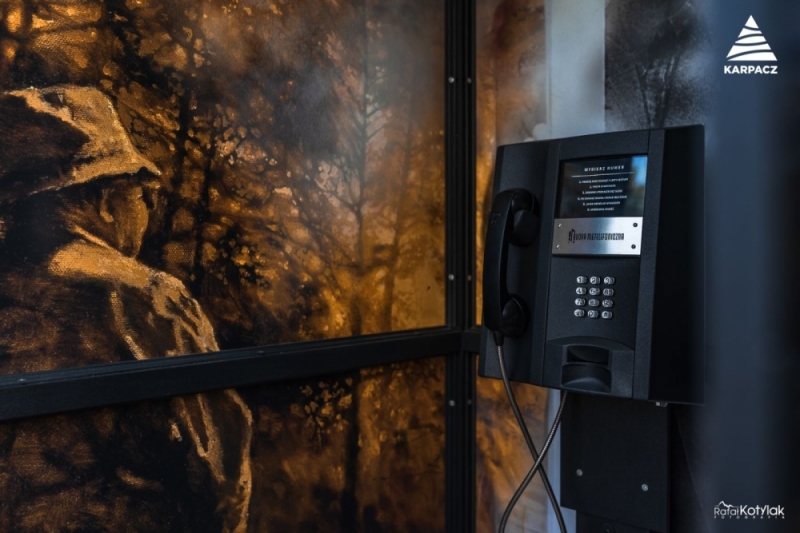 Telefon do Tadeusza Różewicza? W Karpaczu stanęła "budka nietelefoniczna" - fot. R. Kotylak/ Urząd Miejski Karpacz