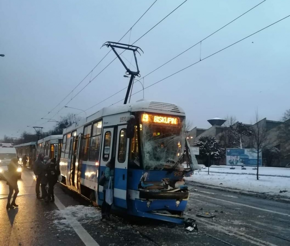 Samochód ciężarowy zderzył się z tramwajem - fot. Paweł Amadeusz Warszawski