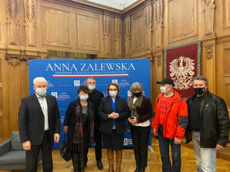 Europoseł Anna Zalewska na spotkaniu z mieszkańcami Oleśnicy - (fot. facebook / AnnaZalewskaPiS)