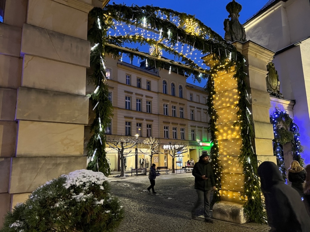 Pracownicy spółki komunalnej poświęci wolny czas, by zamontować iluminację - fot. Piotr Słowiński