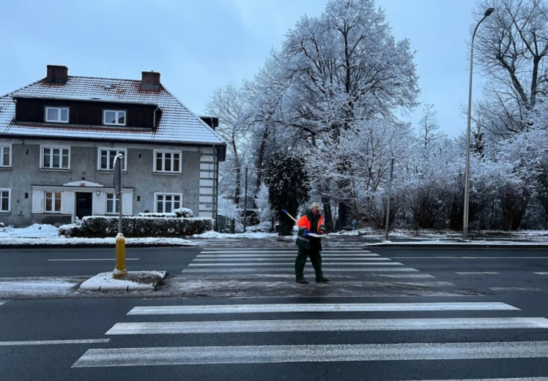 Służby walczą ze skutkami gołoledzi w Jeleniej Górze i Kamiennej Górze - fot. Miasto Jelenia Góra/FB