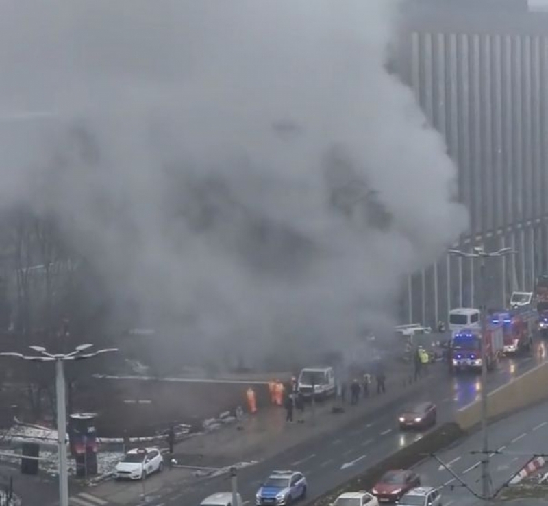 Pożar w centrum Wrocławiu. W okolicy nie ma prądu [FILM] - https://gfycat.com/